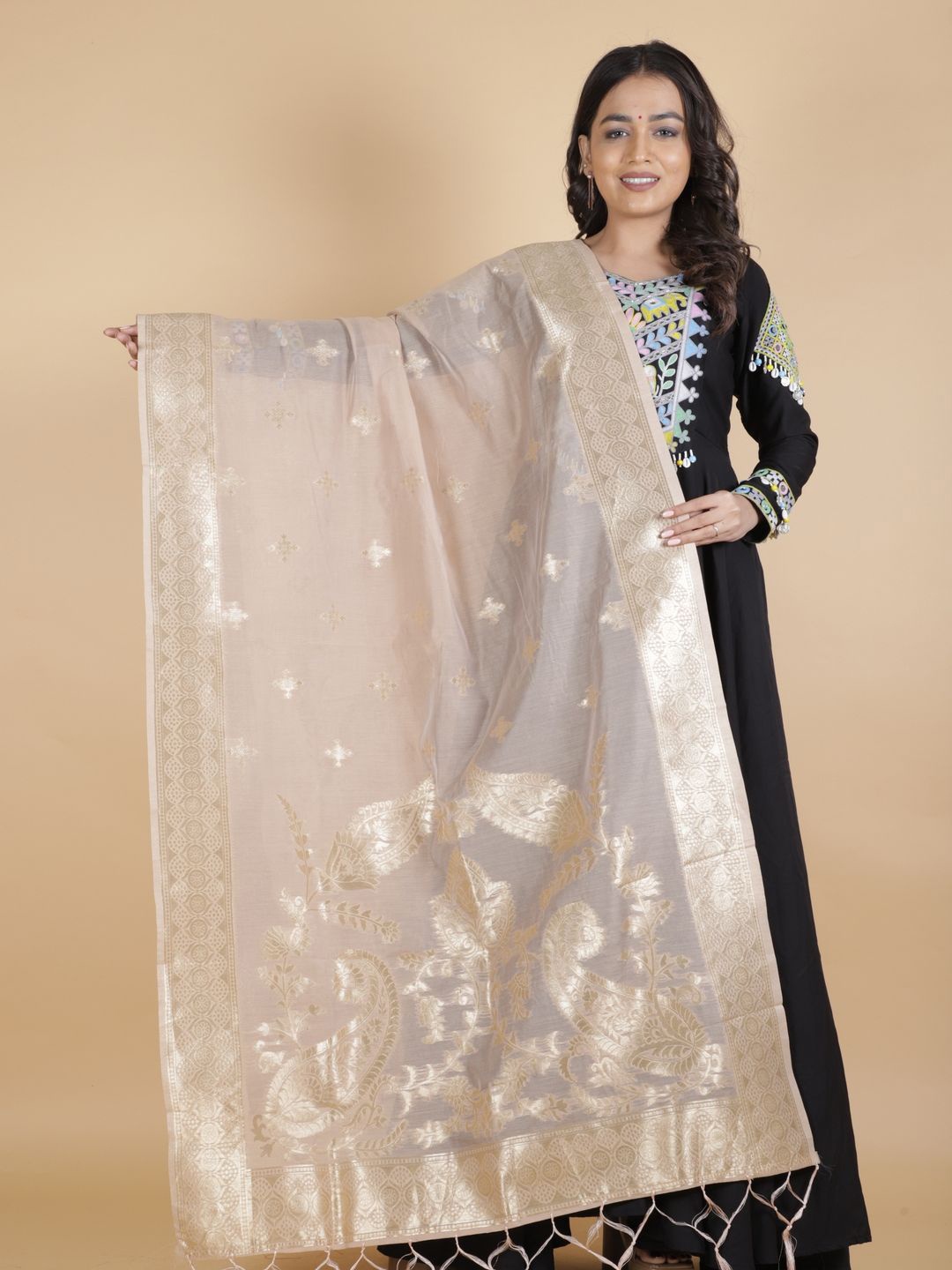 

Suha Paisley Woven Design Dupatta With Zari, Gold