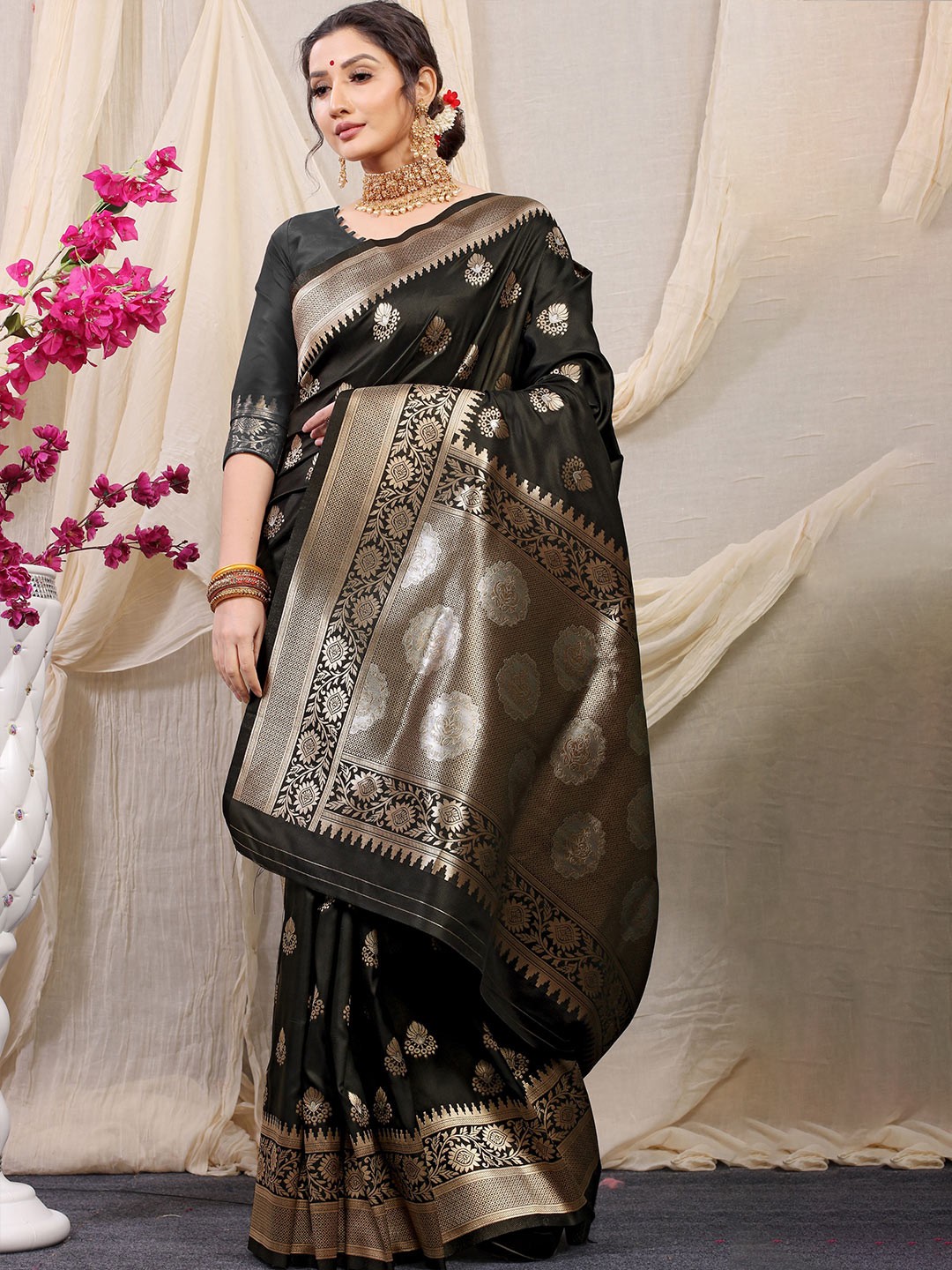 

Kandora Woven Design Zari Pure Silk Banarasi Saree, Black
