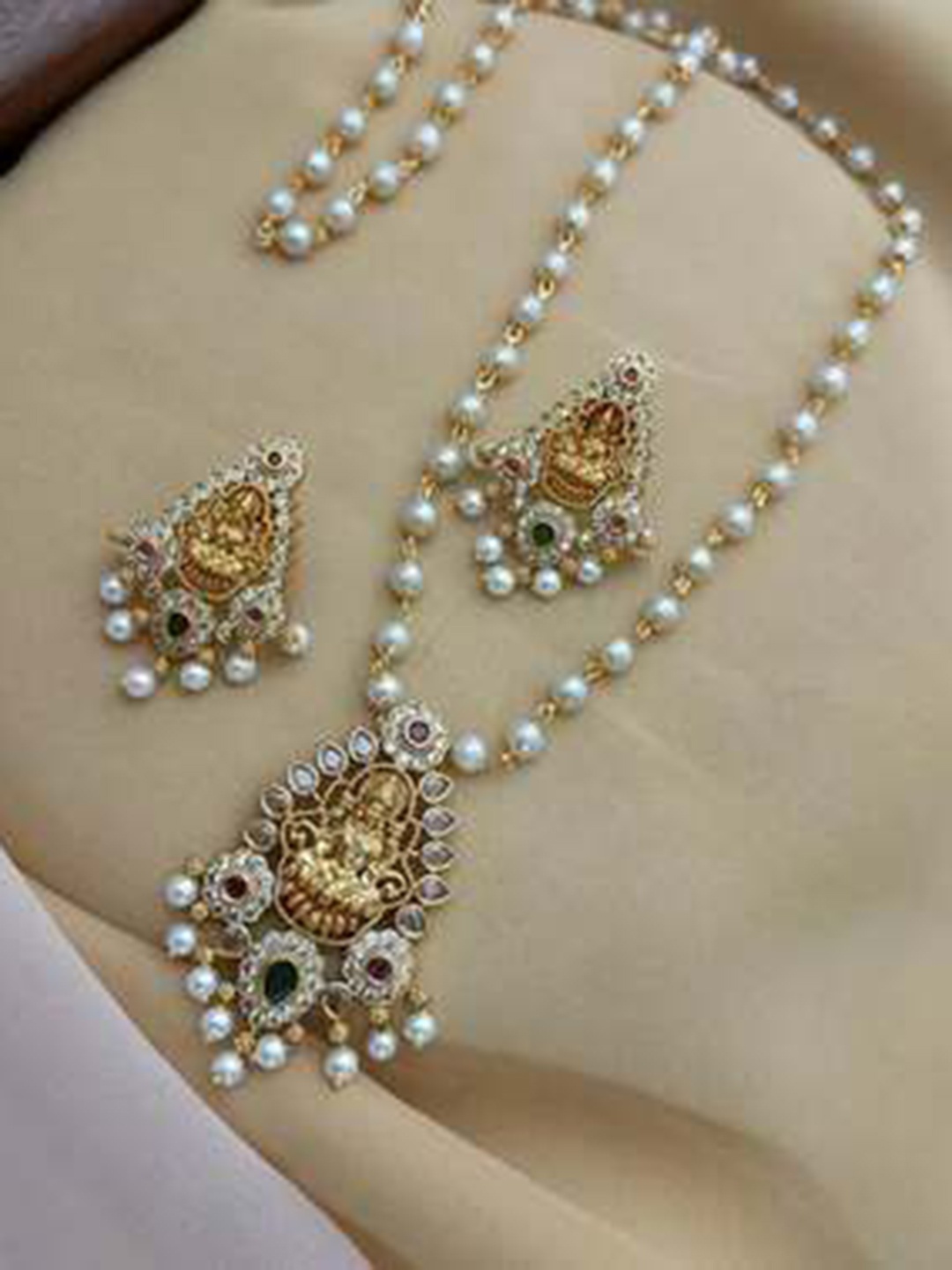 

Rangrozo Jewellery Gold-Plated Stone-Studded & Beaded Jewellery Set