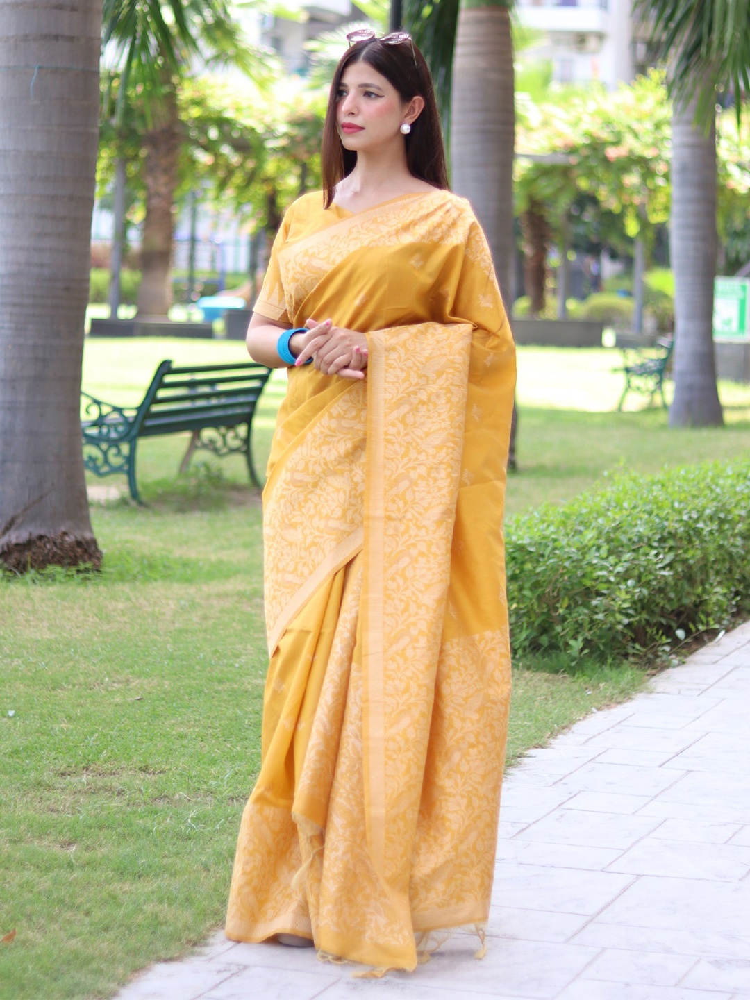 

DIVASTRI Embellished Silk Blend Saree, Yellow