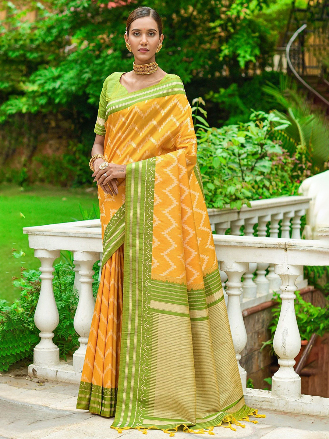 

DIVASTRI Silk Blend Saree, Yellow