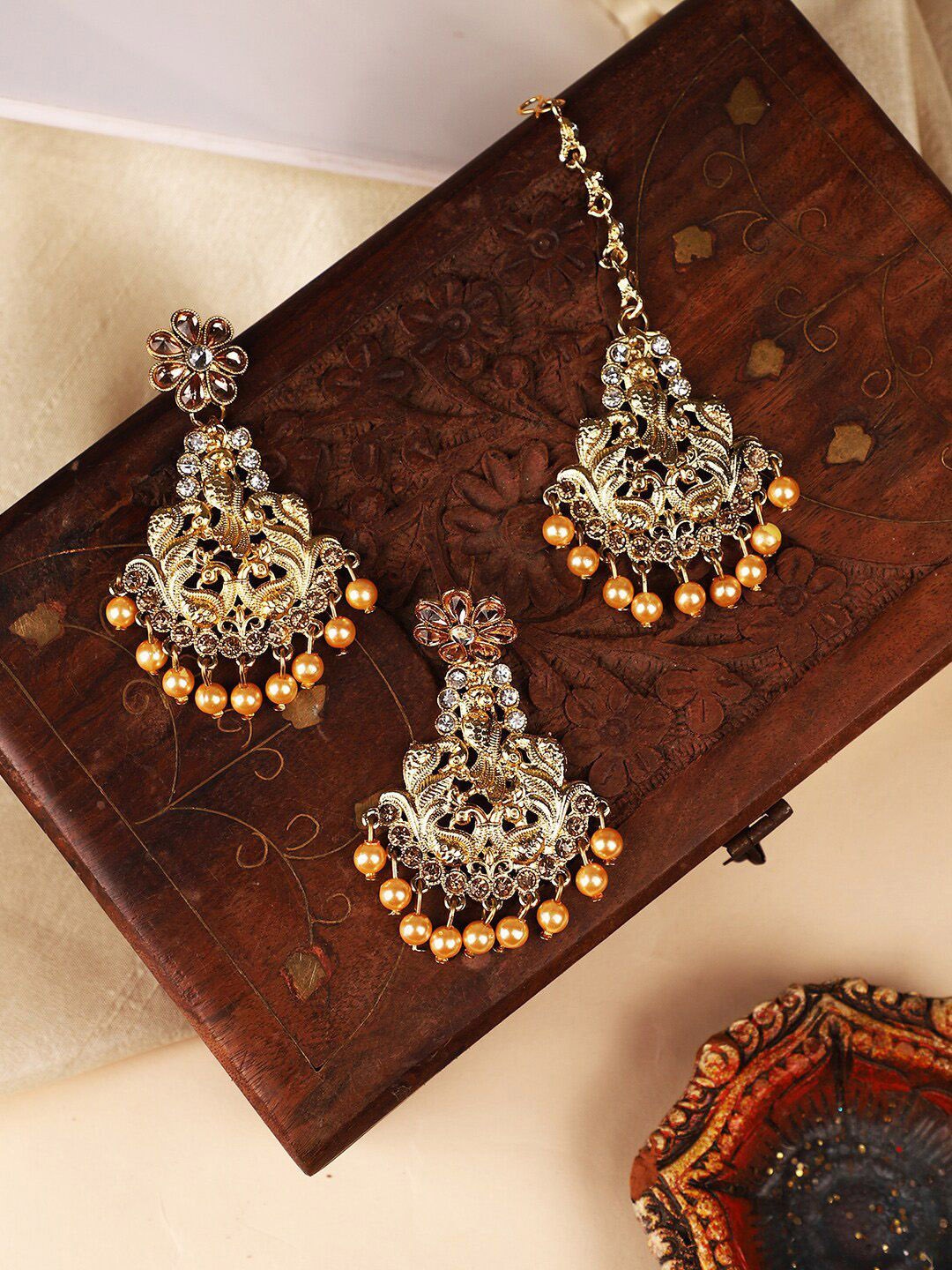 

Anouk Yellow Gold-Plated Stone Studded & Beaded Jewellery Set