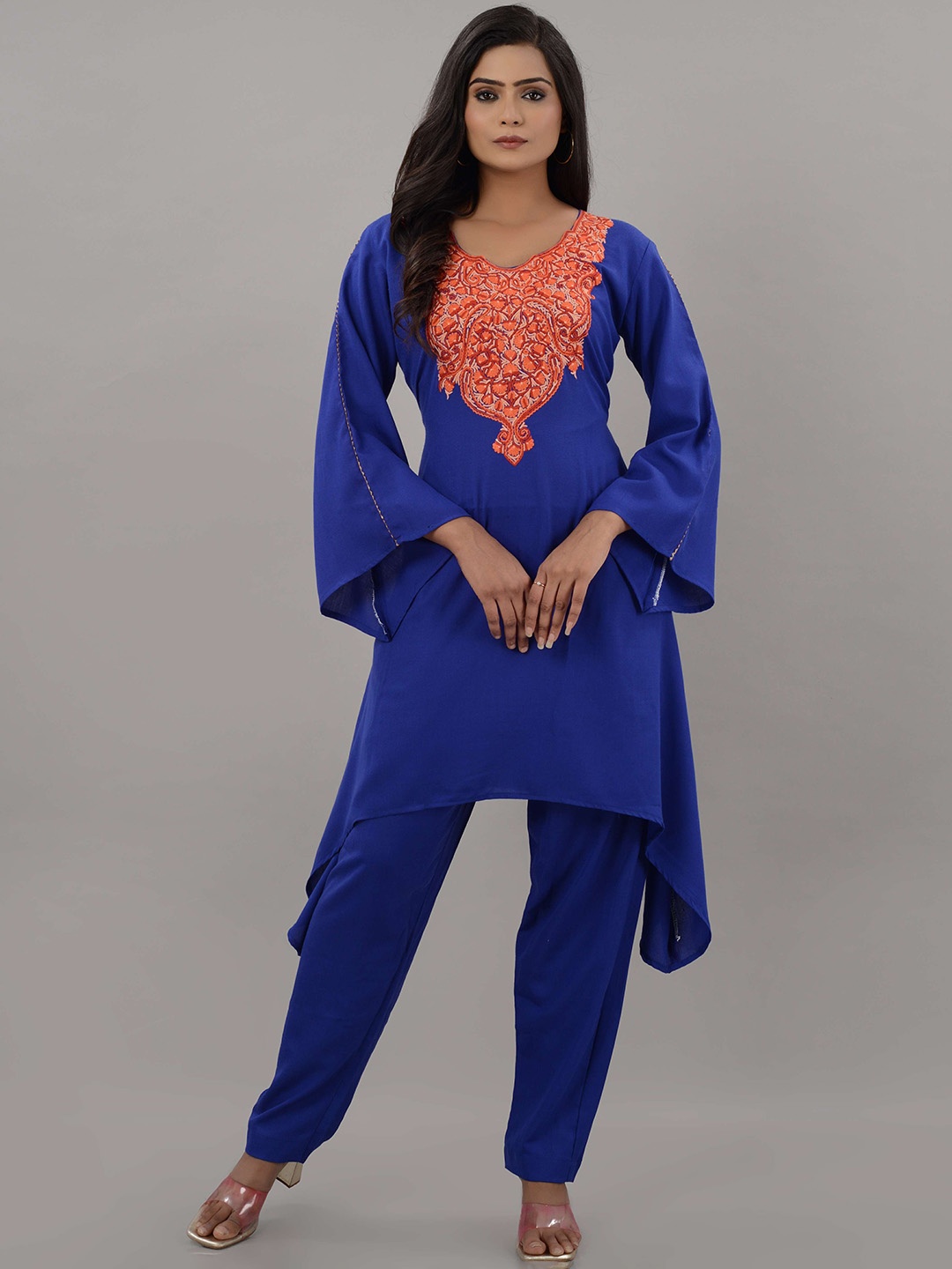 

TROMBOO Floral Printed Round Neck Gotta Patti Straight Kurta With Trousers, Blue