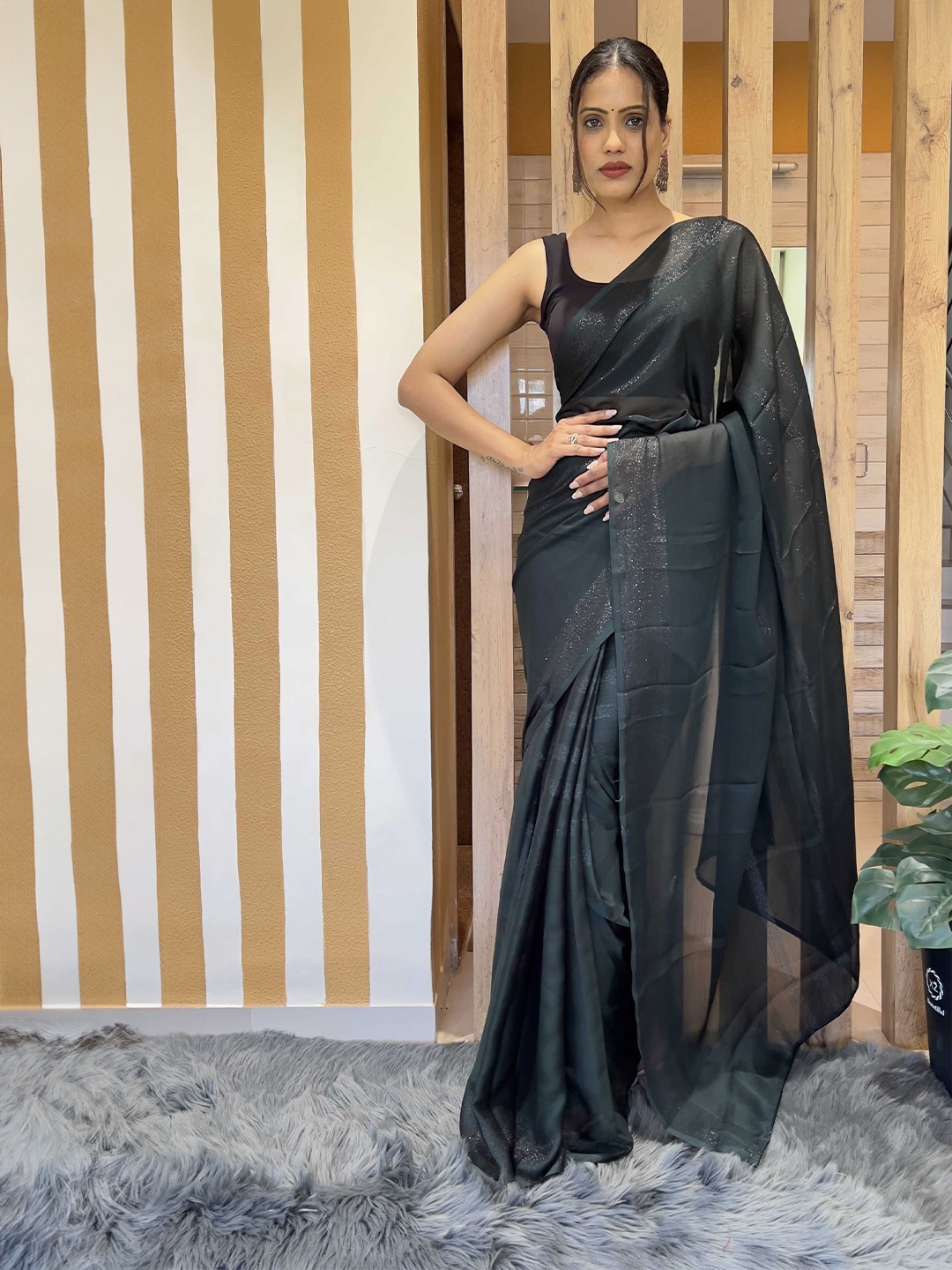 

DIVASTRI Poly Georgette Ready to Wear Saree, Green