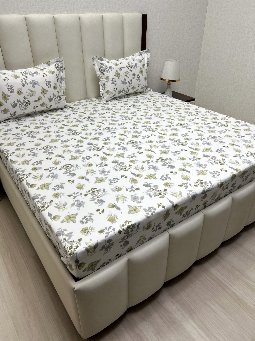 

Pure Decor Royal Passion White Printed Cotton 400 TC Queen Bedsheet Set 2.28 m x 2.54 m