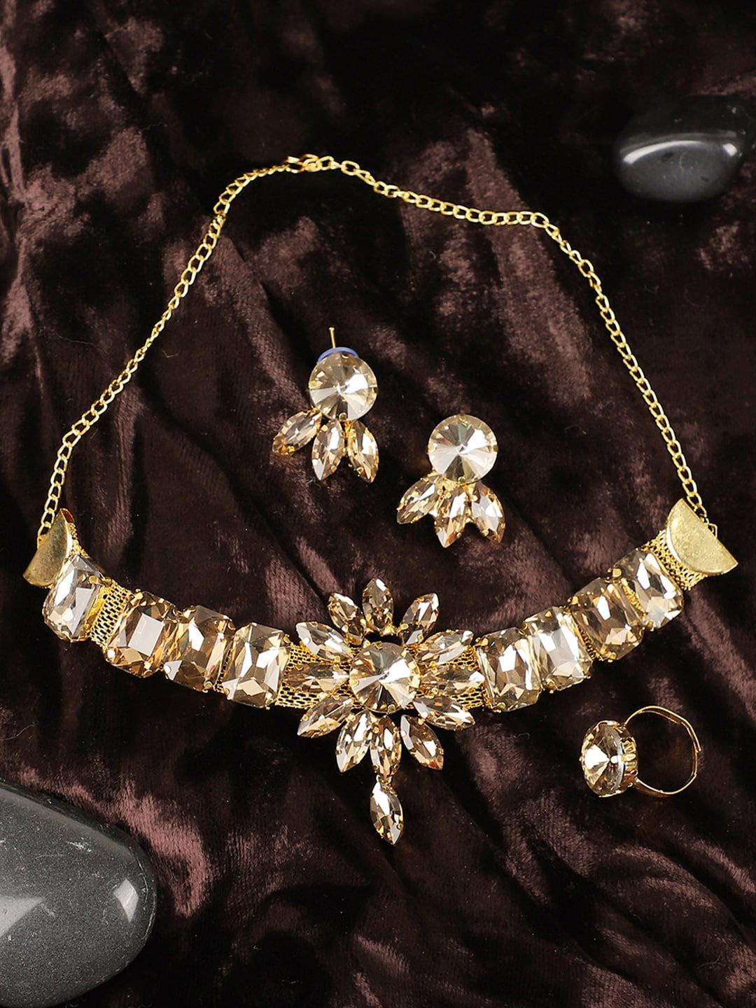 

Anouk Gold-Plated Kundan Studded Floral Shape Jewellery Set