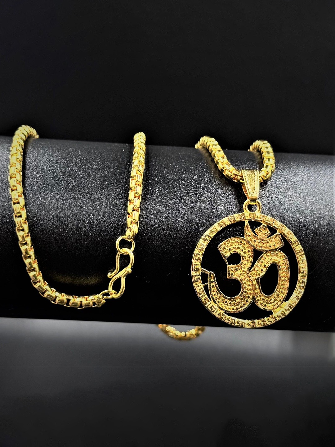 

AKLINA Unisex Gold-Plated Contemporary Shaped Pendants With Chains