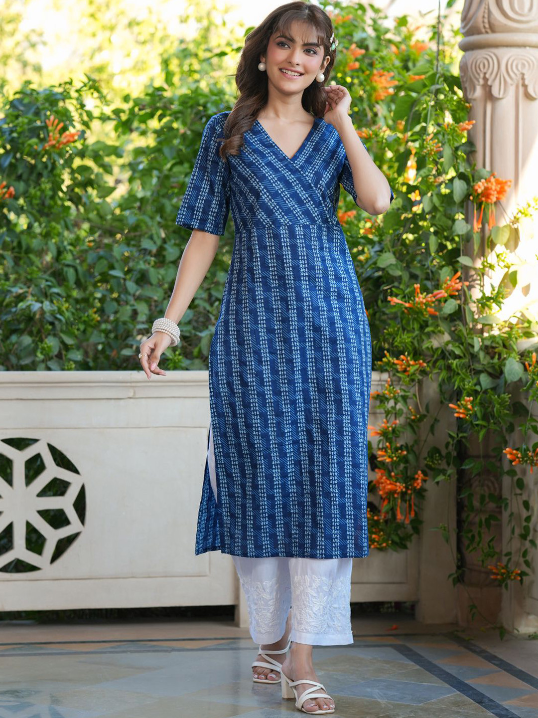 

KALINI Geometric Printed V-Neck Pure Cotton Straight Kurta, Blue