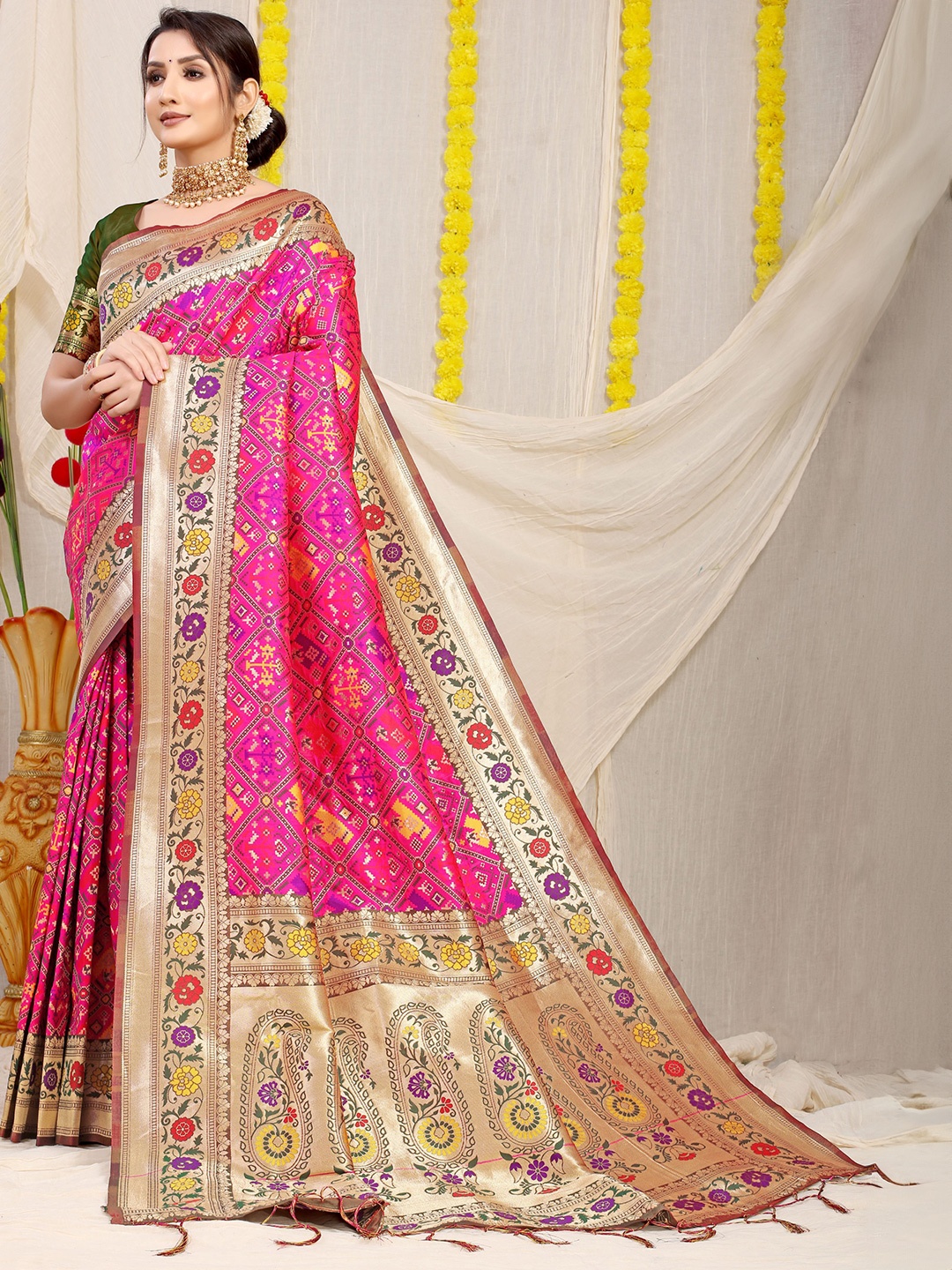 

Kandora Woven Design Zari Pure Silk Banarasi Saree, Pink