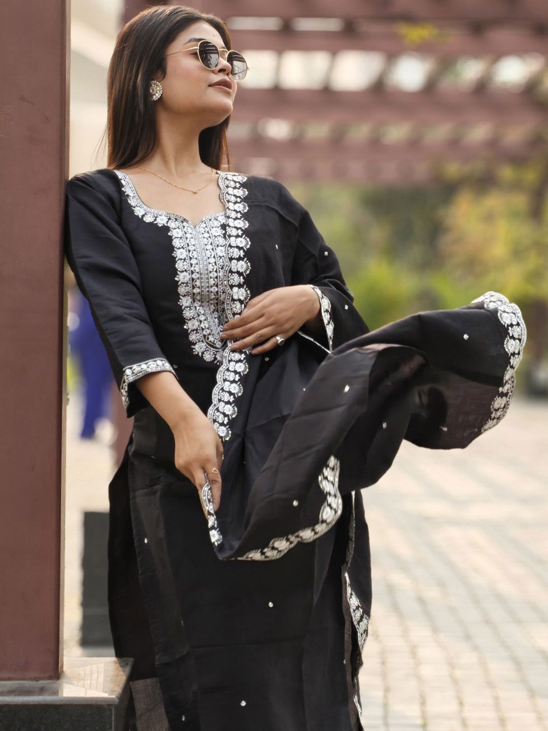 

VredeVogel Floral Embroidered Sweetheart Neck Straight Kurta With Trouser And Dupatta, Black
