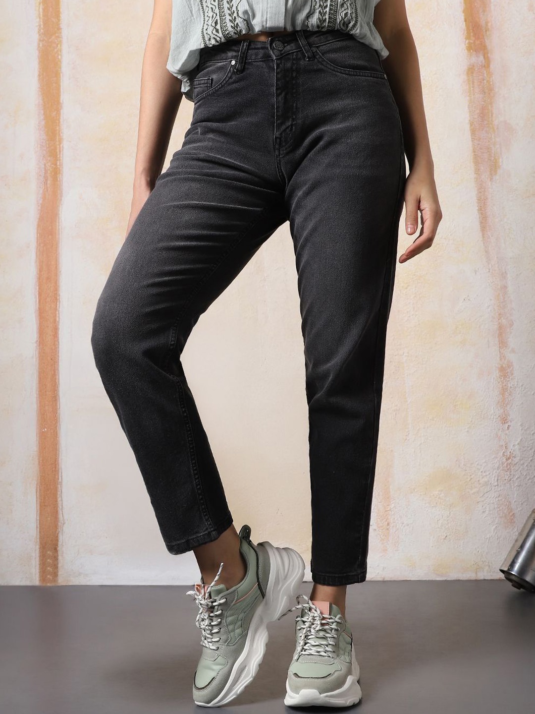 

High Star Women Mom Slim Fit High-Rise Light Fade Cotton Jeans, Black