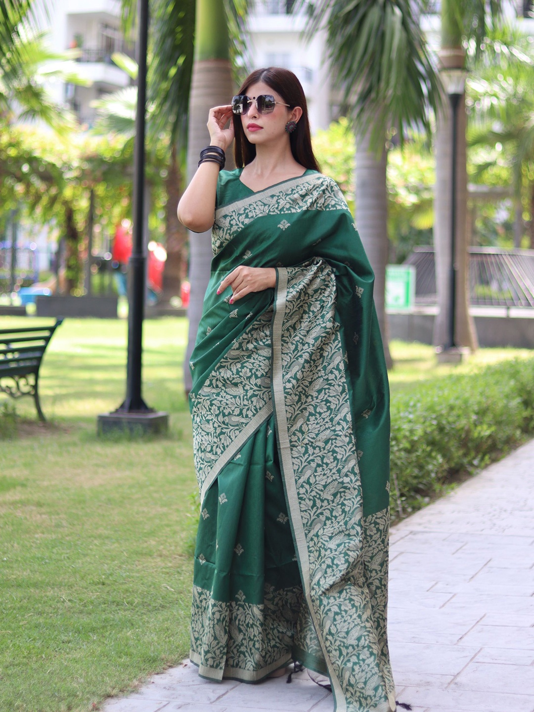 

DIVASTRI Woven Design Silk Blend Saree, Green