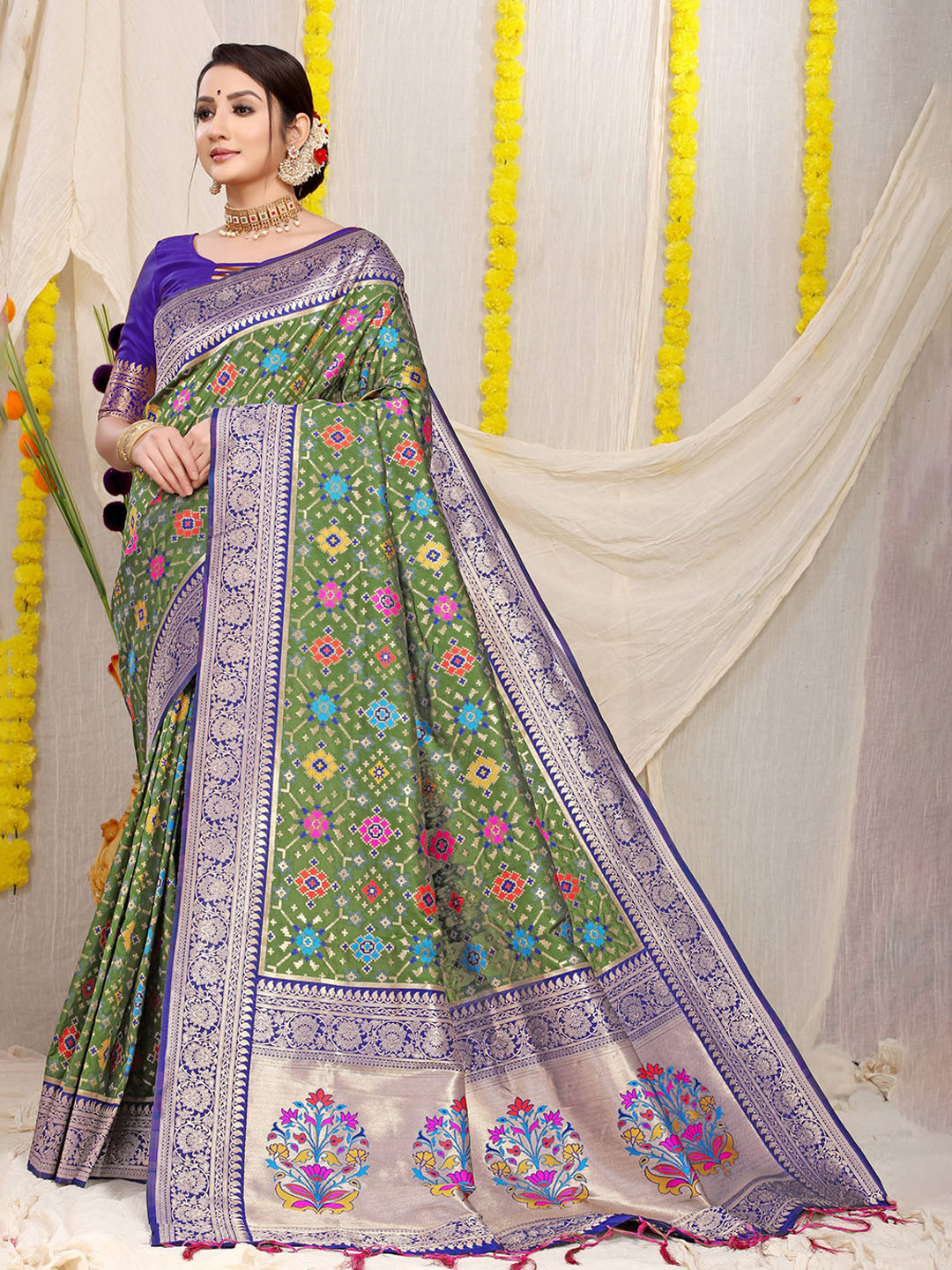 

Kandora Woven Design Zari Pure Silk Banarasi Saree, Olive