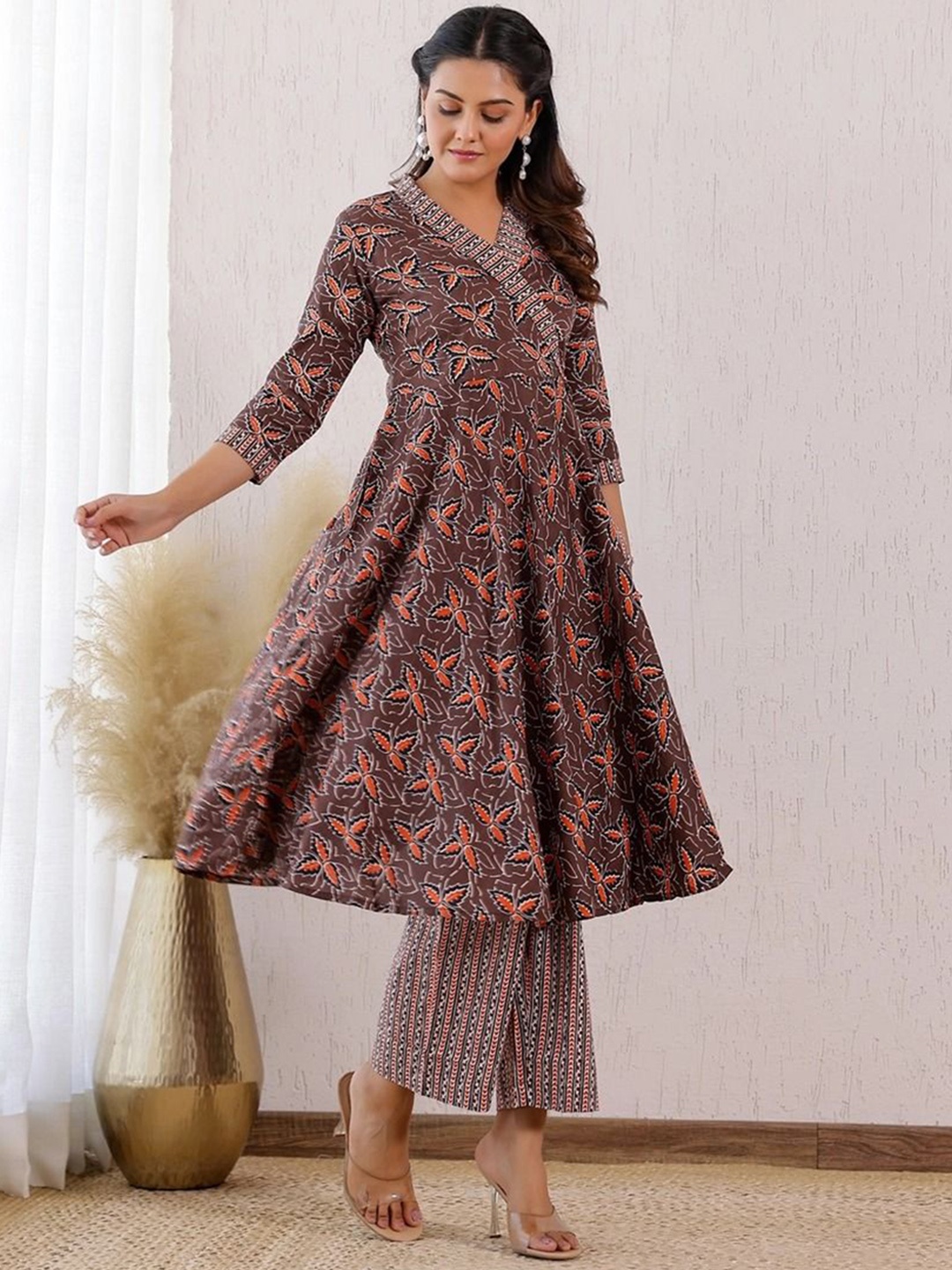 

Vivika Floral Printed Angrakha V-Neck A-Line Kurta With Trousers, Brown