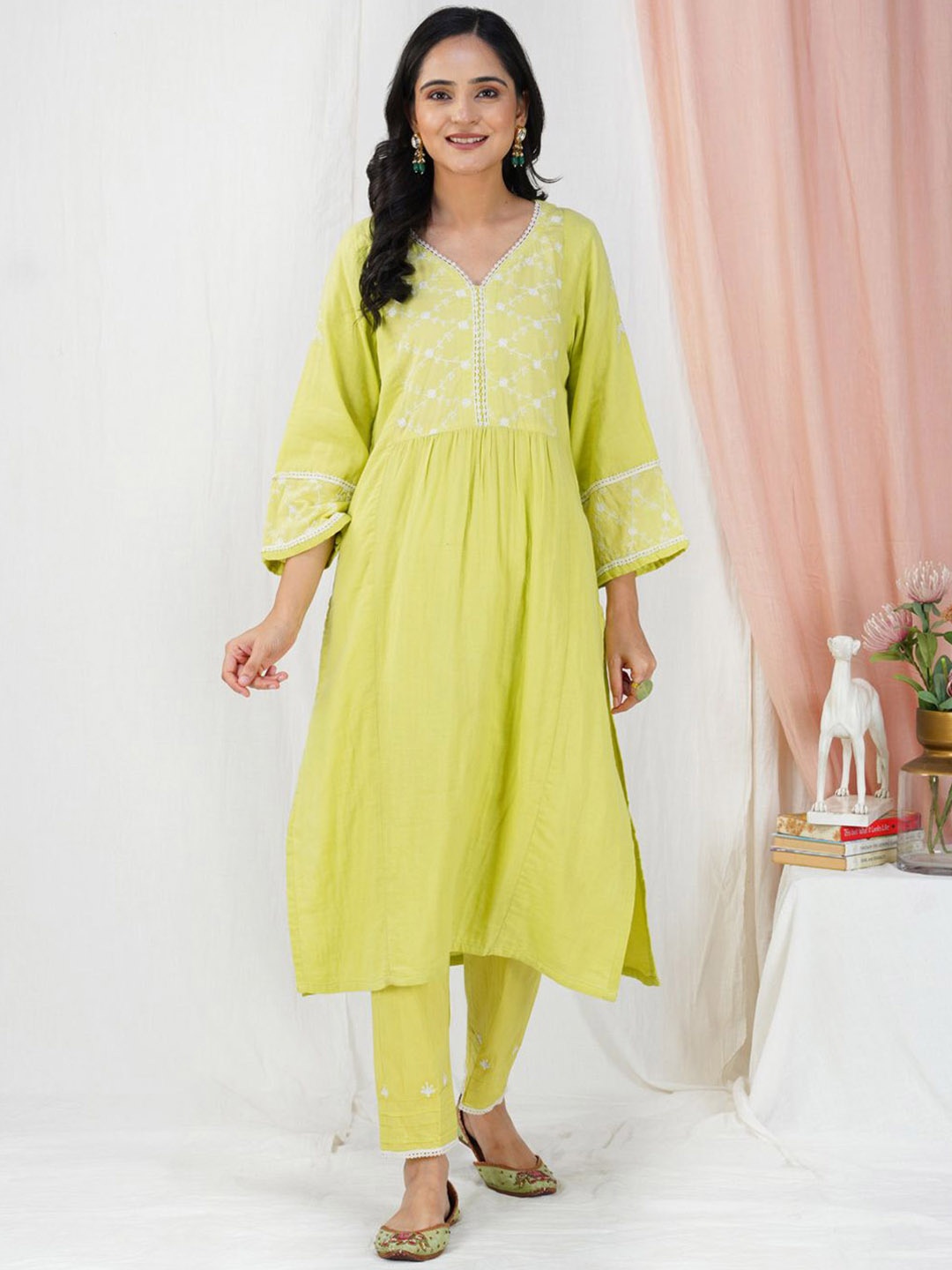 

zuri Floral Embroidered Sweetheart-Neck Cotton Straight Kurta, Green