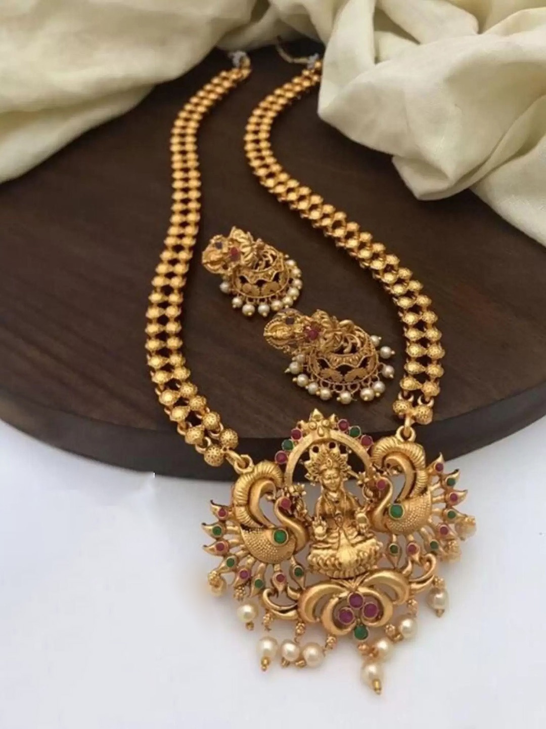 

Rujve Jewellery Gold-Plated Stone-Studded & Beaded Jewellery Set