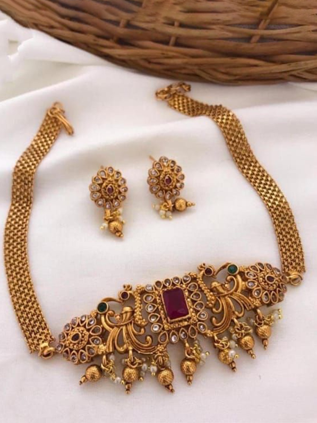 

Rujve Jewellery Gold-Plated Stone-Studded & Beaded Jewellery Set