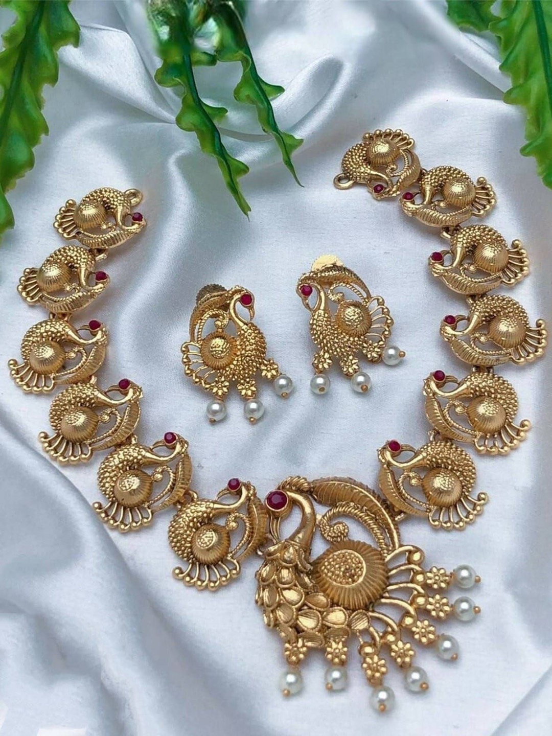 

Rangrozo Jewellery Gold-Plated Stone-Studded Jewellery Set