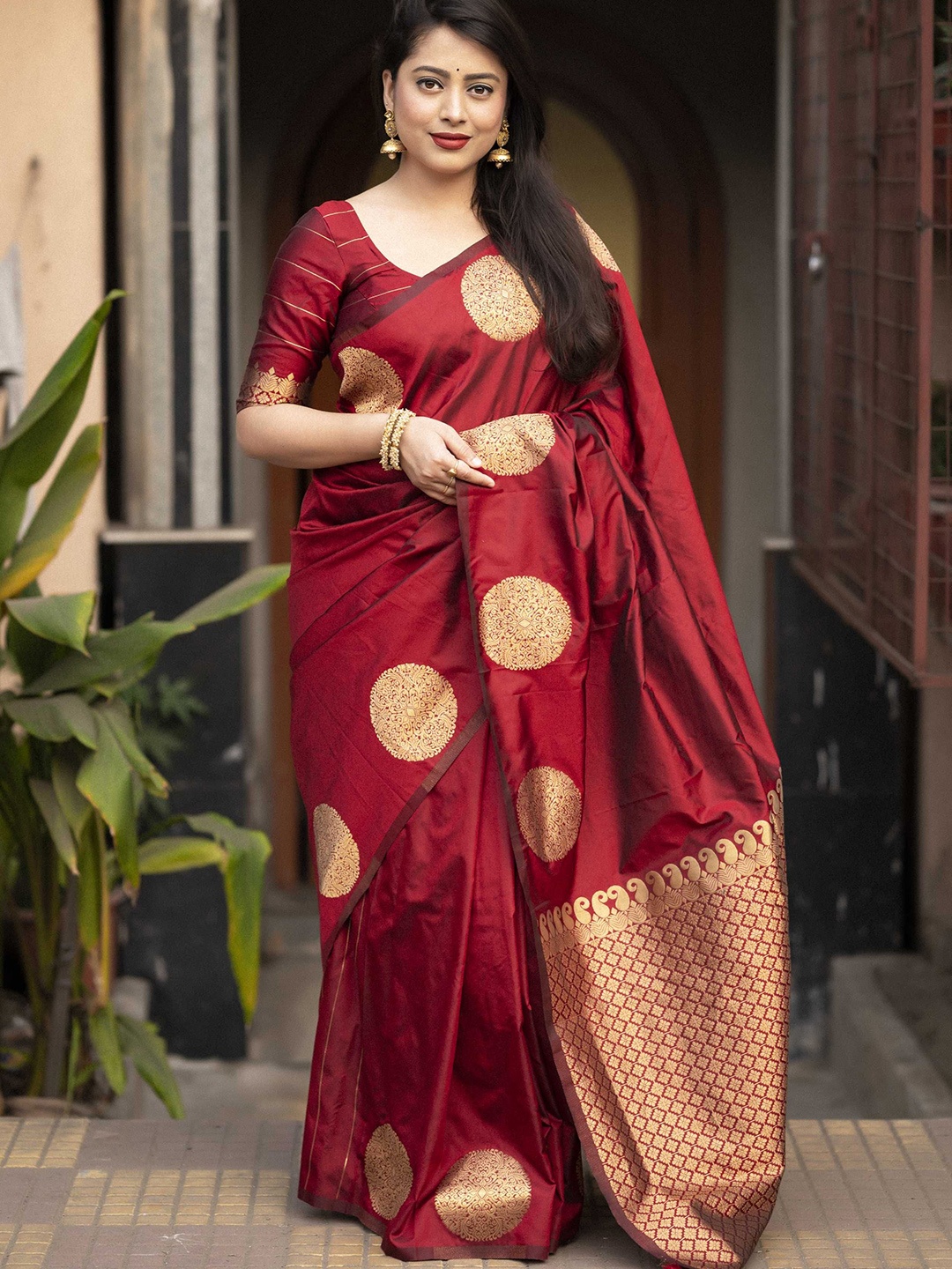 

DIVASTRI Woven Design Zari Silk Blend Banarasi Saree, Red