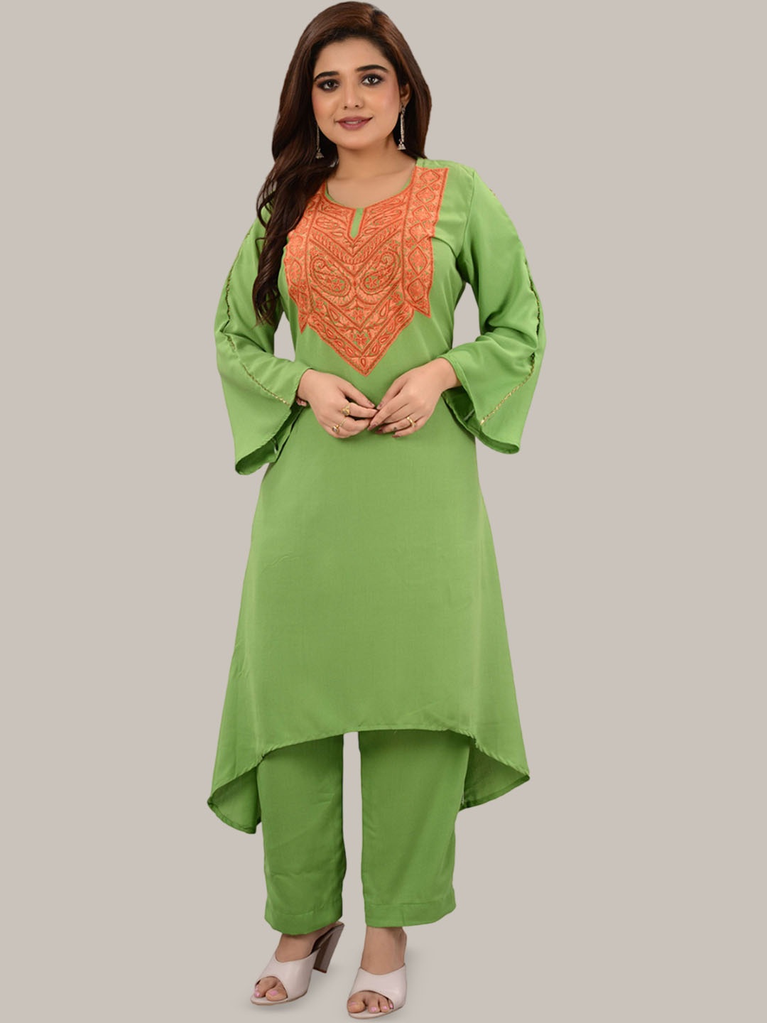 

TROMBOO Floral Printed Round Neck Gotta Patti Straight Kurta With Trousers, Green