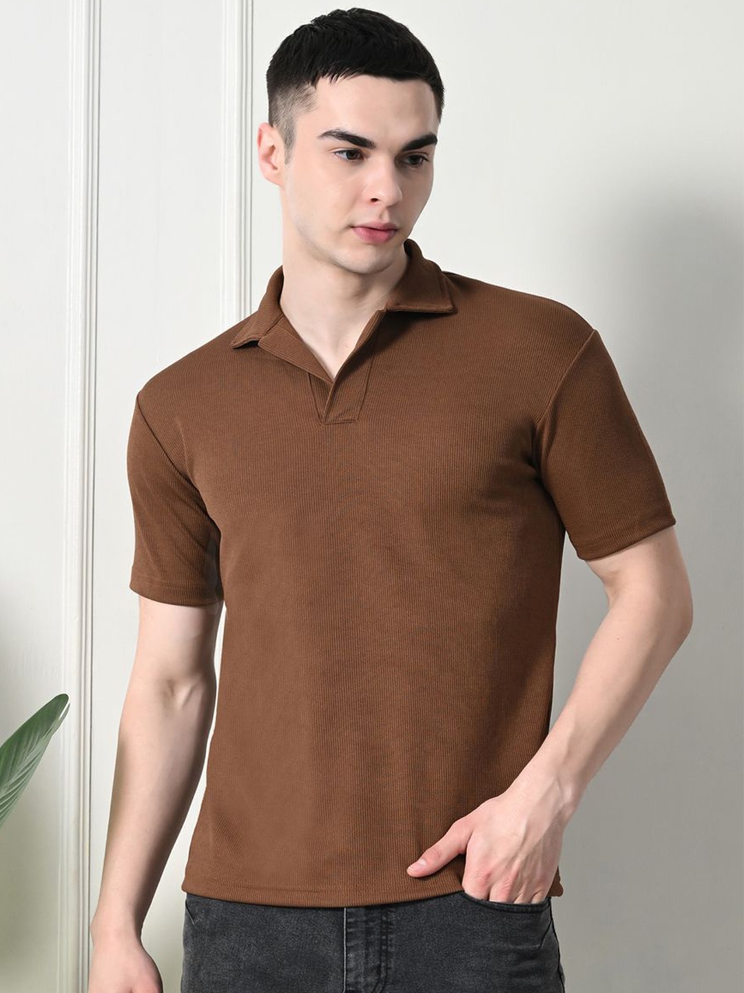 

CLAFOUTIS Men Solid Polo Collar T-shirt, Brown