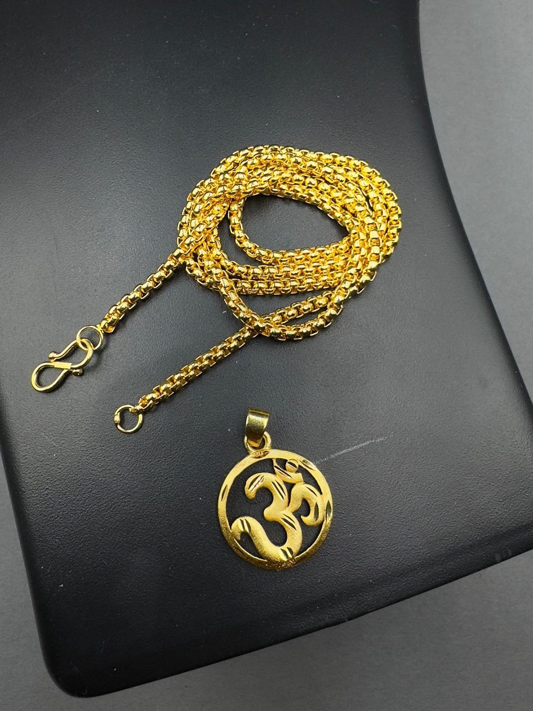 

AKLINA Unisex Gold-Plated Contemporary Shaped Pendants With Chains