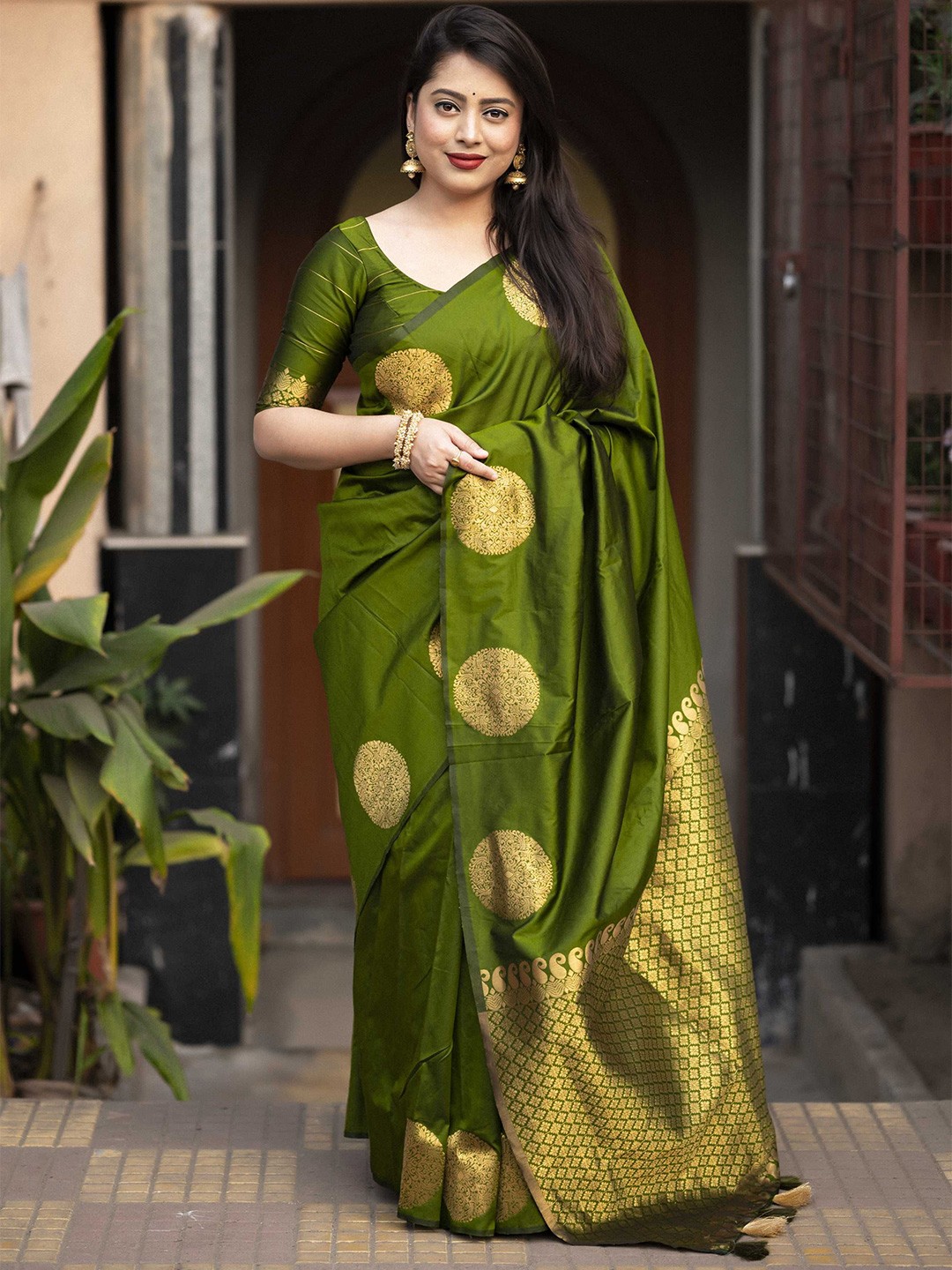 

DIVASTRI Woven Design Zari Silk Blend Banarasi Saree, Green