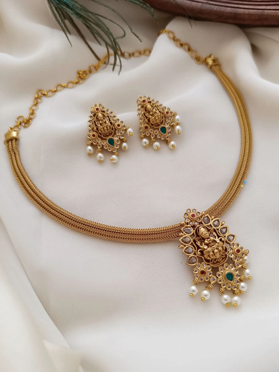 

Rujve Jewellery Gold Plated Stones Studded Jewellery Set