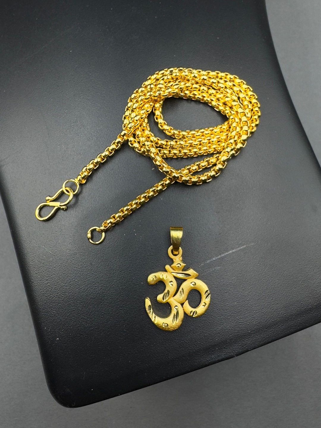 

AKLINA Unisex Gold-Plated Contemporary Shaped Pendants With Chains