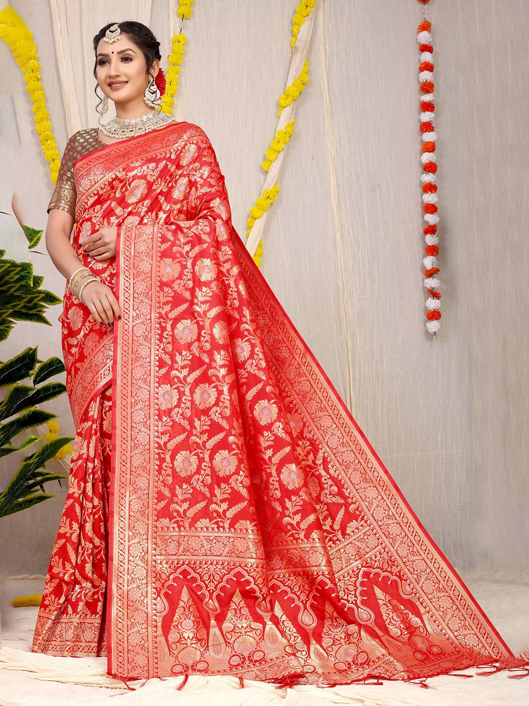

Kandora Woven Design Zari Pure Silk Heavy Work Paithani Saree, Red
