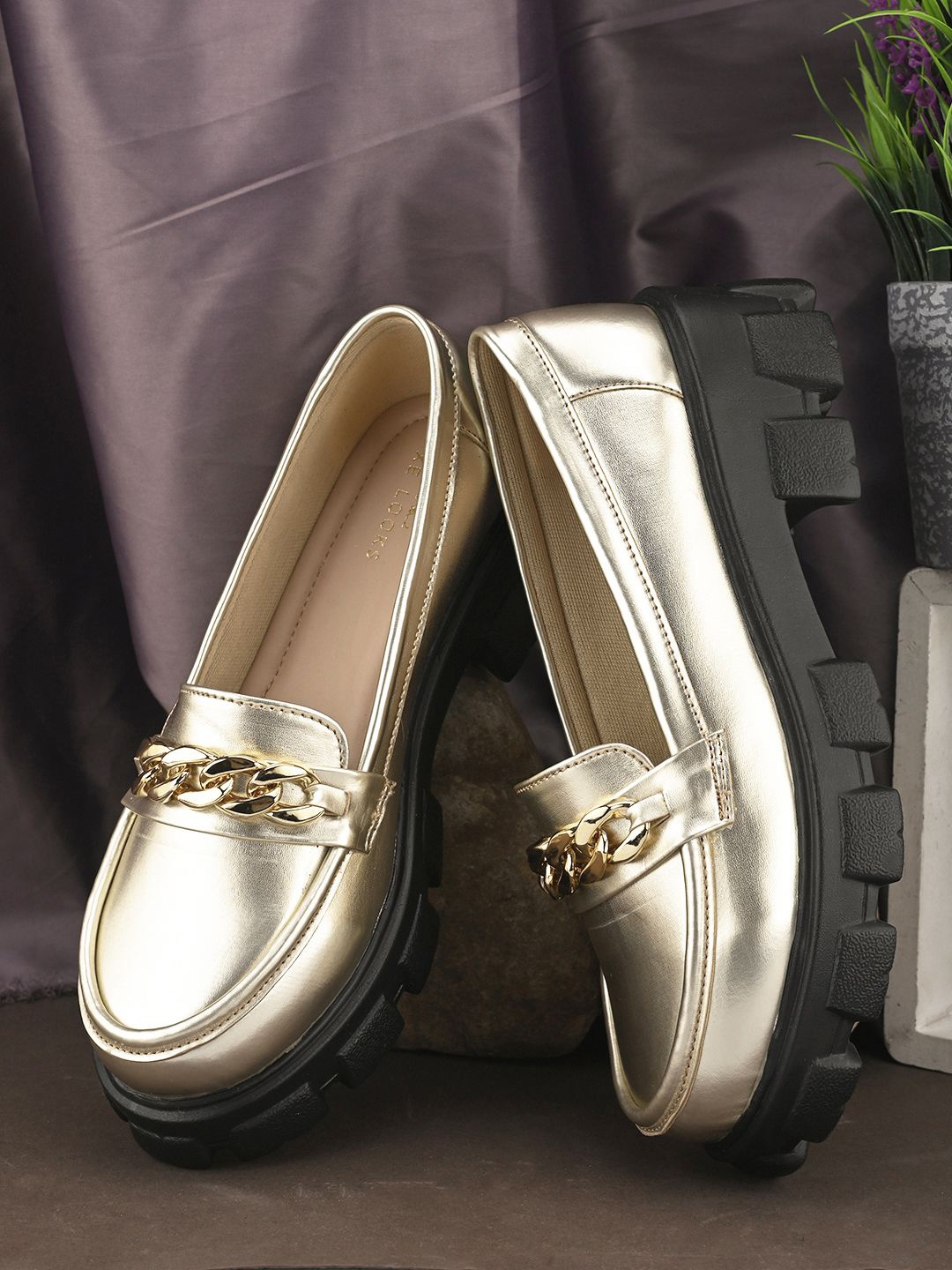 

XE Looks Women Loafers, Gold