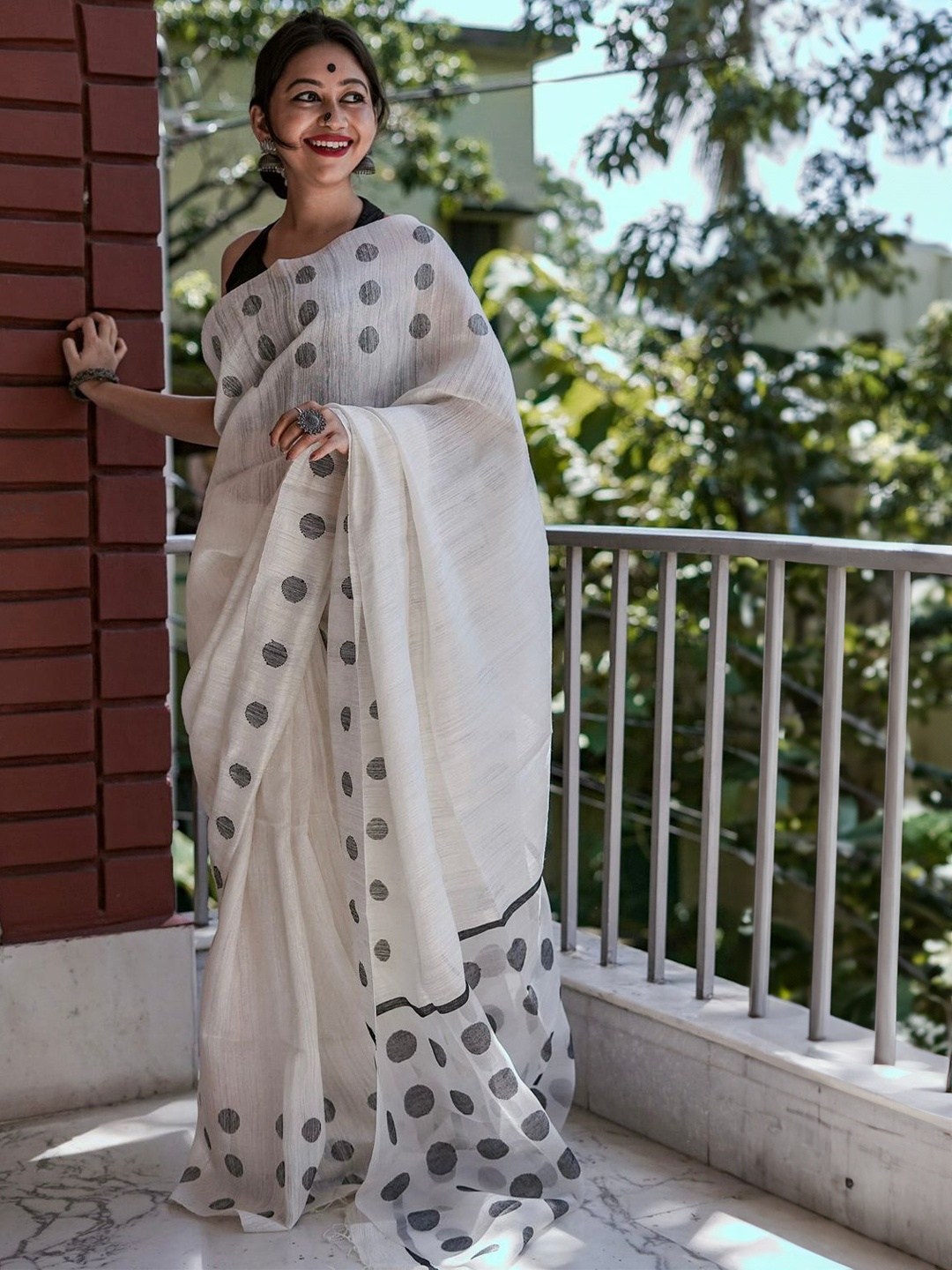 

Aika Polka Dot Banarasi Saree, White