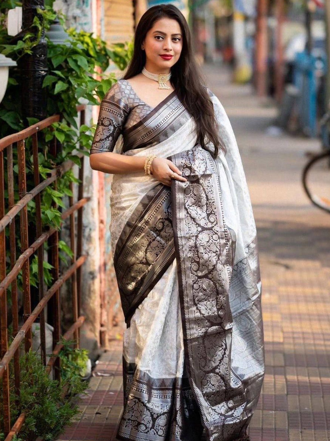 

JULEE Woven Design Zari Pure Silk Banarasi Saree, White