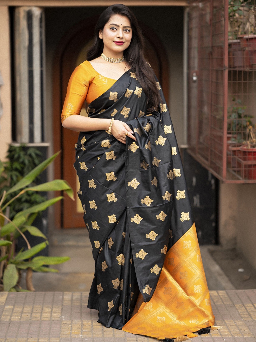 

DIVASTRI Woven Design Saree, Black