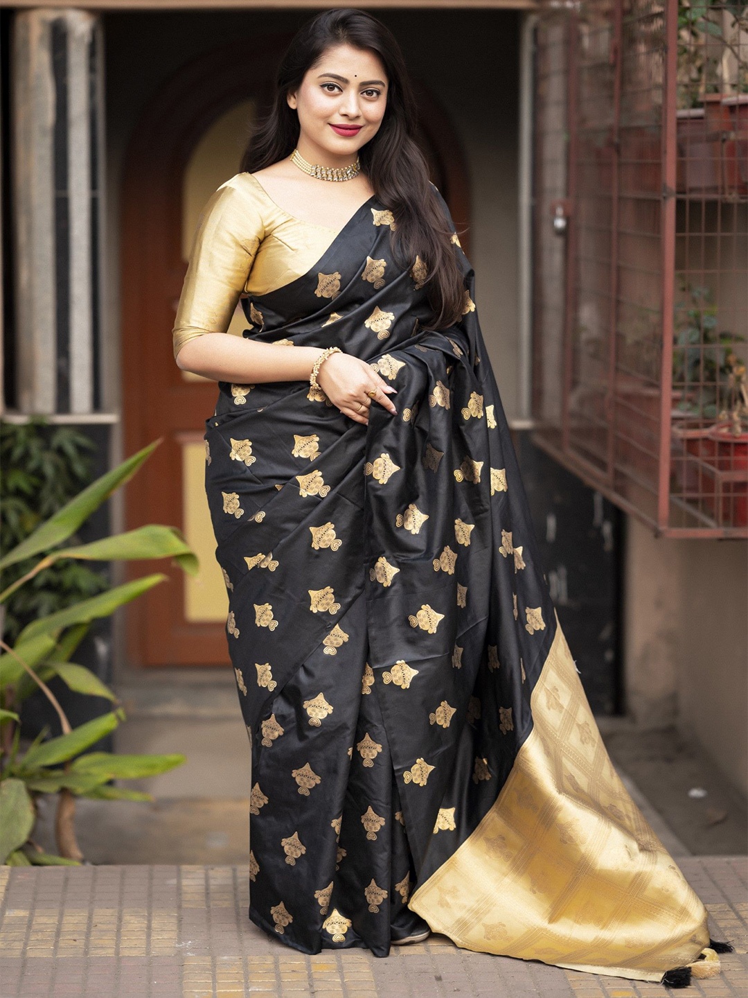 

DIVASTRI Woven Design Saree, Black