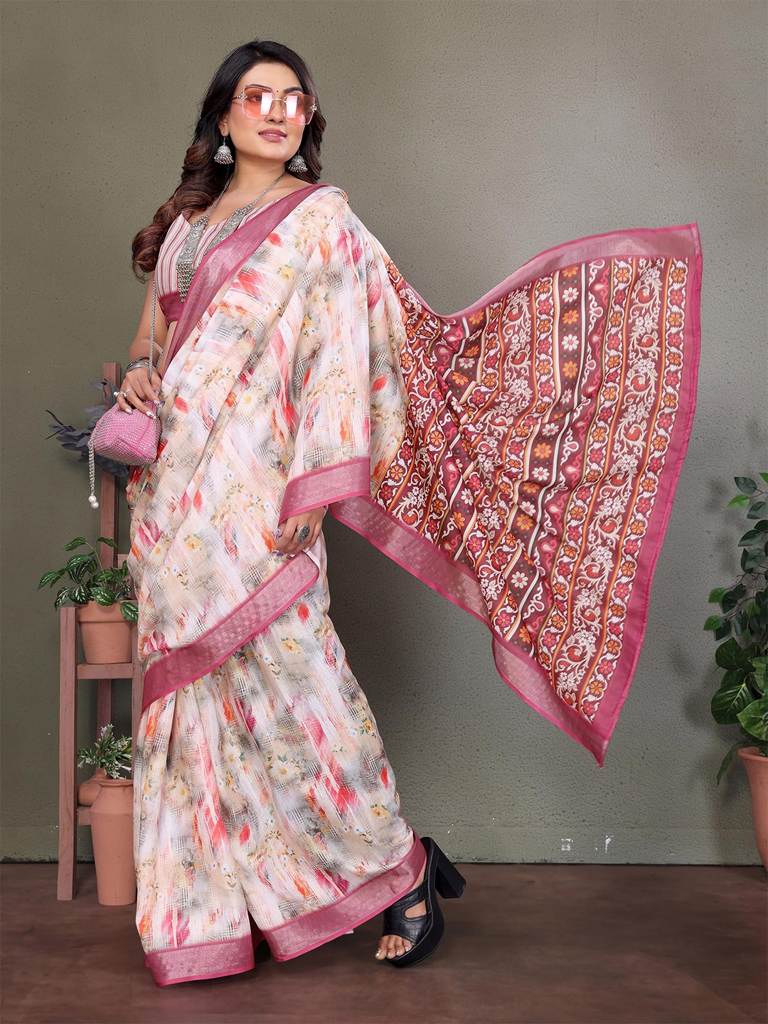 

WEAREZEE Floral Zari Linen Blend Saree, Pink