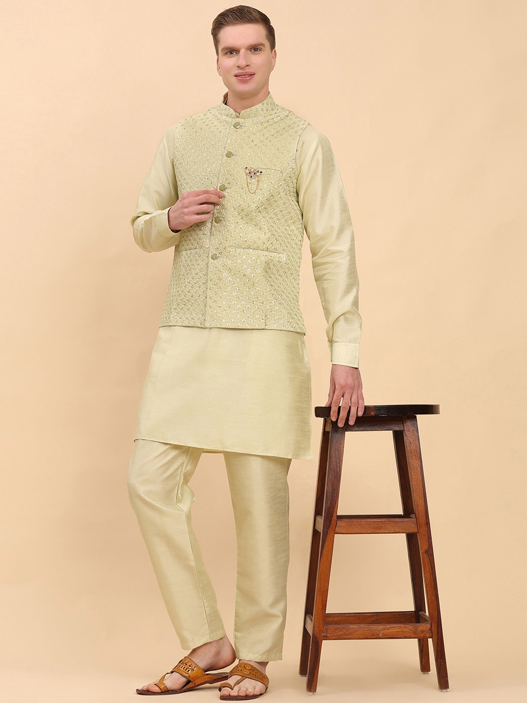 

Pro-Ethic STYLE DEVELOPER Jacquard Mandarin Collar Sequinned Kurta With Trousers & Jacket, Green