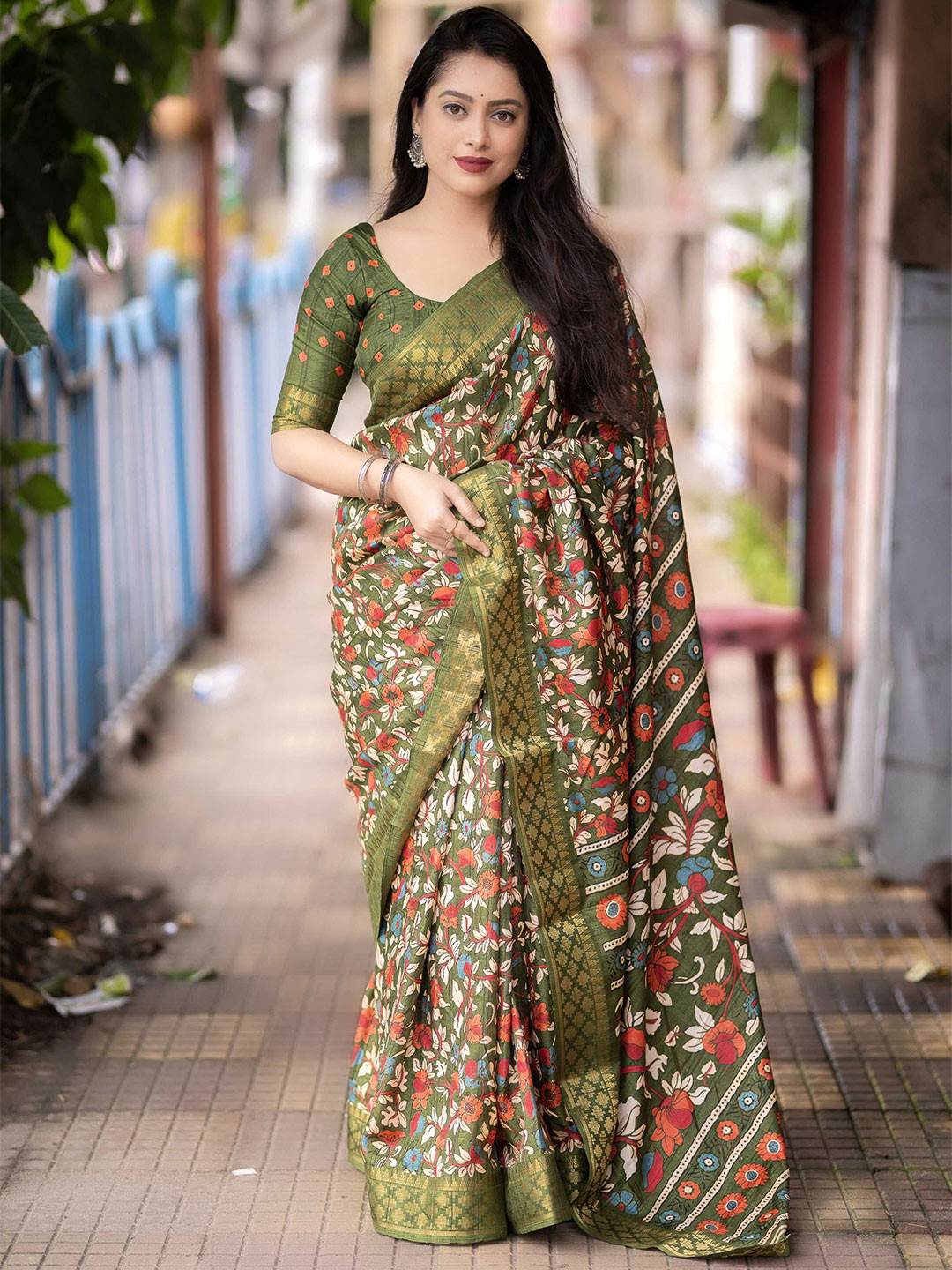 

DIVASTRI Ethnic Motifs Silk Blend Saree, Green