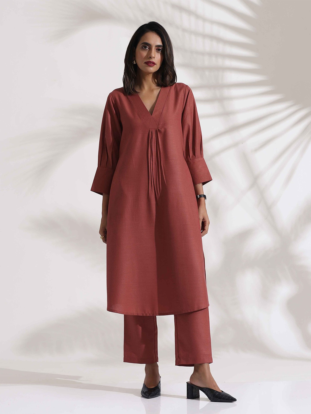 

trueBrowns Women V-Neck Straight Regular Kurta with Trouser, Pink