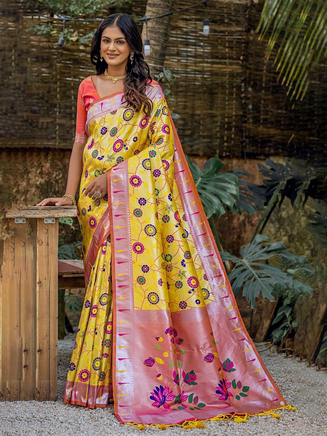 

DIVASTRI Woven Design Silk Blend Designer Paithani Saree, Yellow