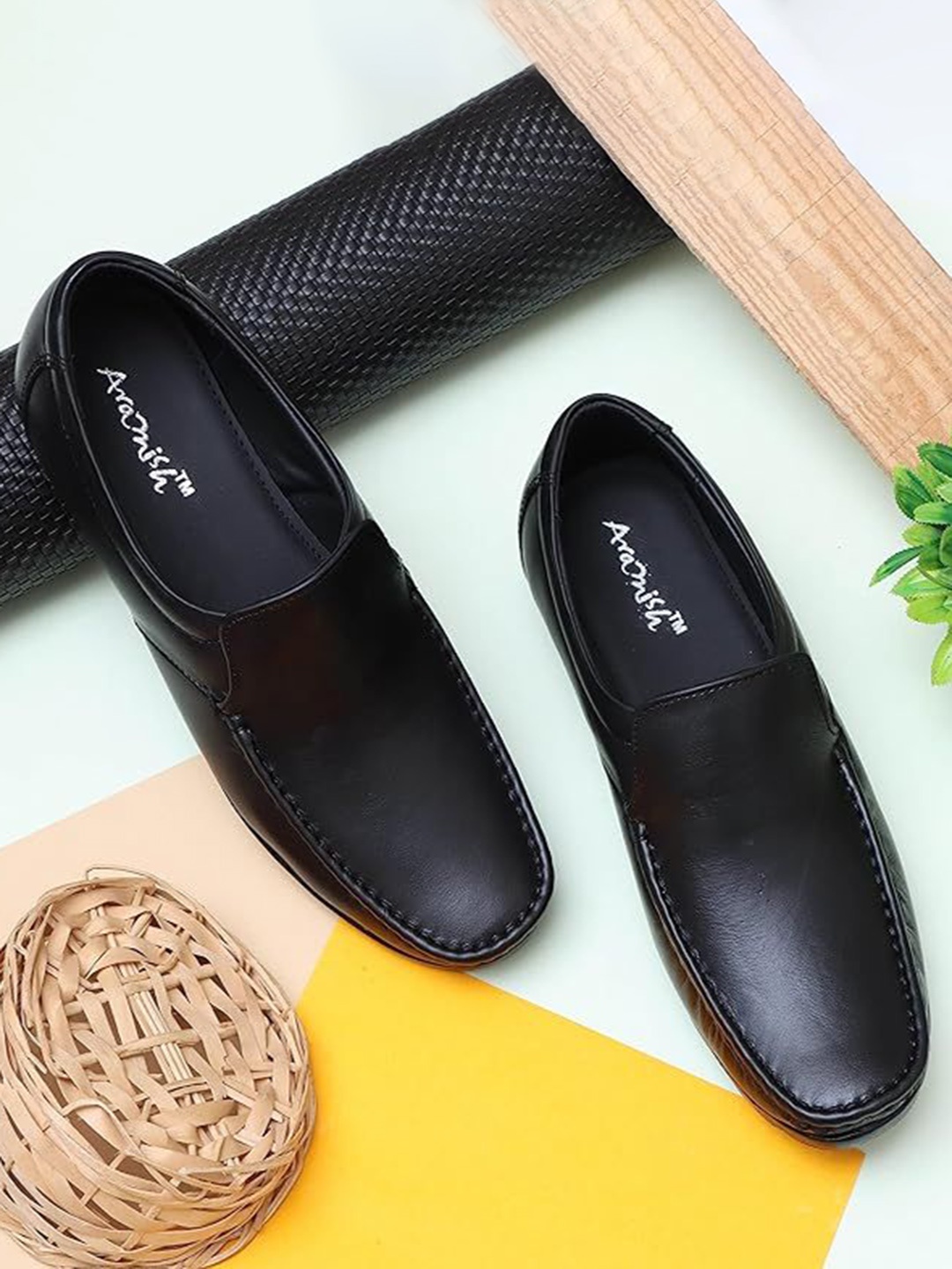 

ARAMISH Men Perforations Leather Loafers, Black
