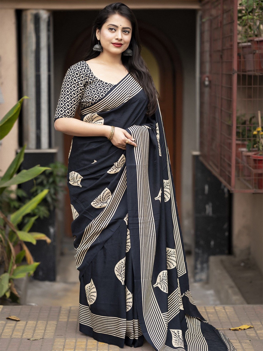 

DIVASTRI Floral Saree, Black