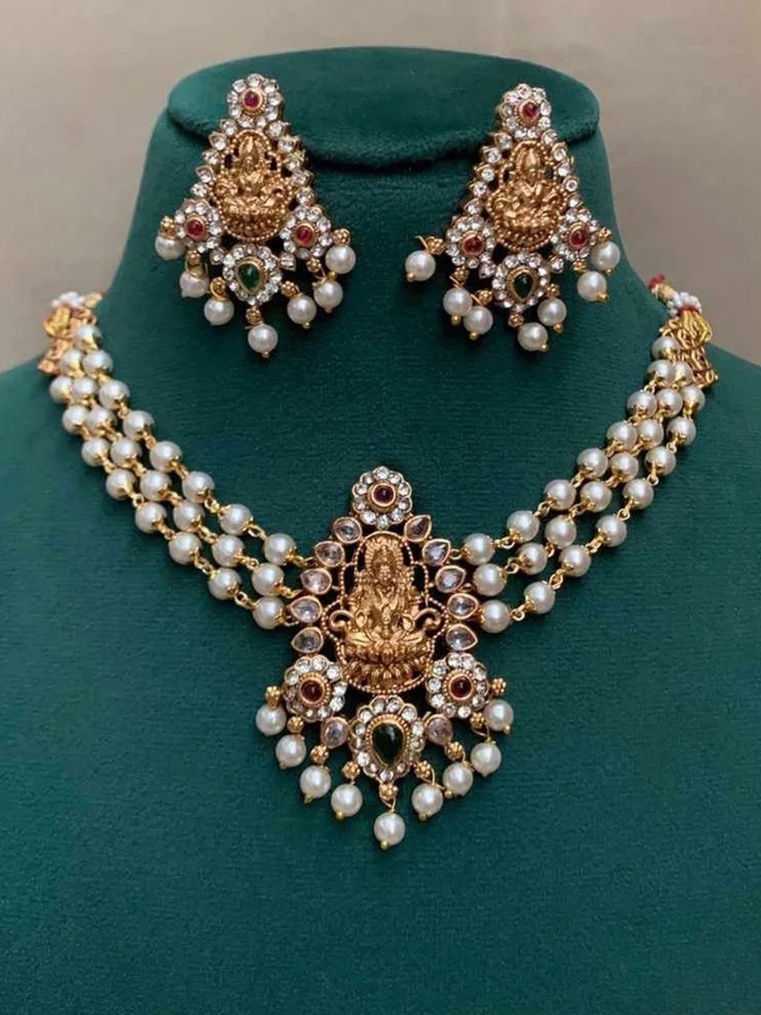 

Rujve Jewellery Gold Plated Stones Studded Jewellery Set