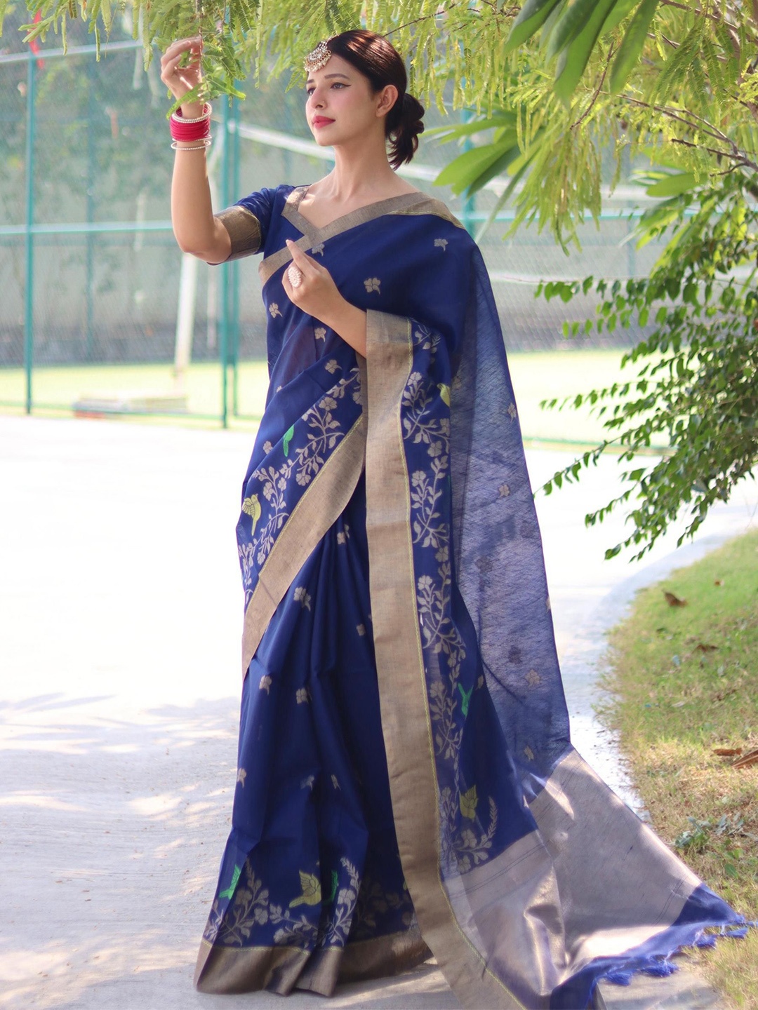 

DIVASTRI Woven Design Zari Linen Blend Saree, Blue