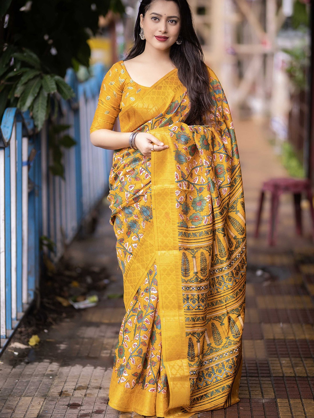 

DIVASTRI Ethnic Motifs Zari Silk Blend Saree, Yellow