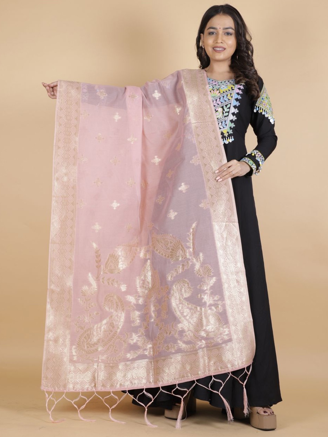 

Suha Paisley Woven Design Dupatta With Zari, Pink