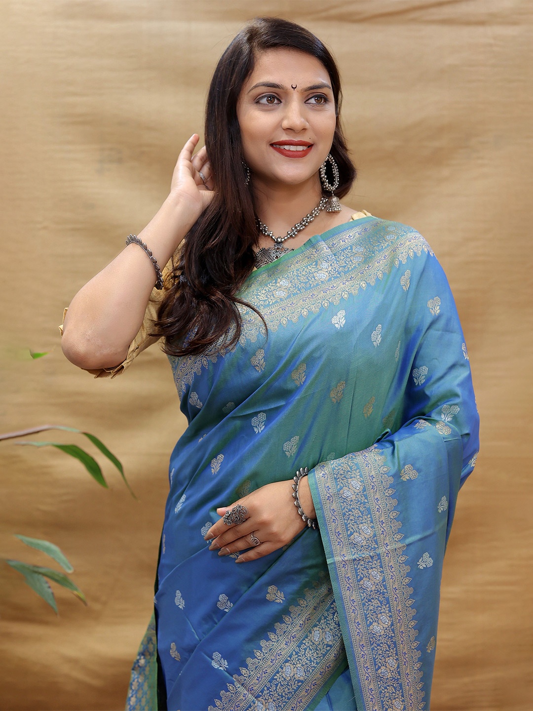 

Kandora Floral Zari Pure Silk Banarasi Saree, Navy blue