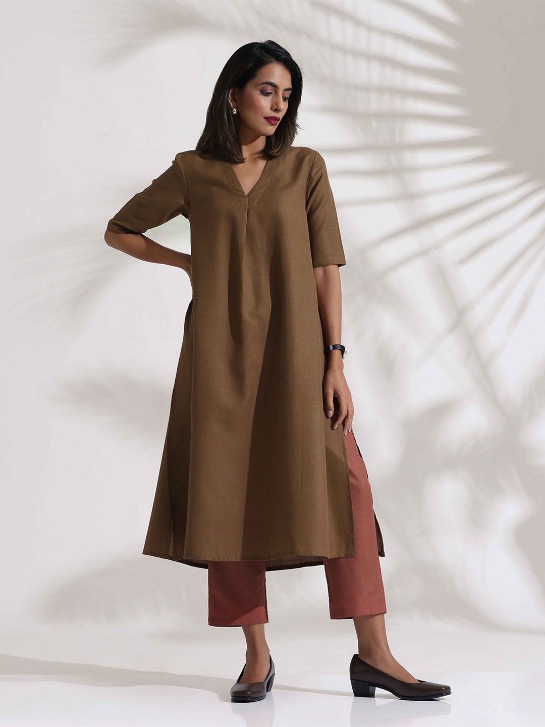 

trueBrowns Women Regular V-Neck Straight Kurta with Trouser, Brown
