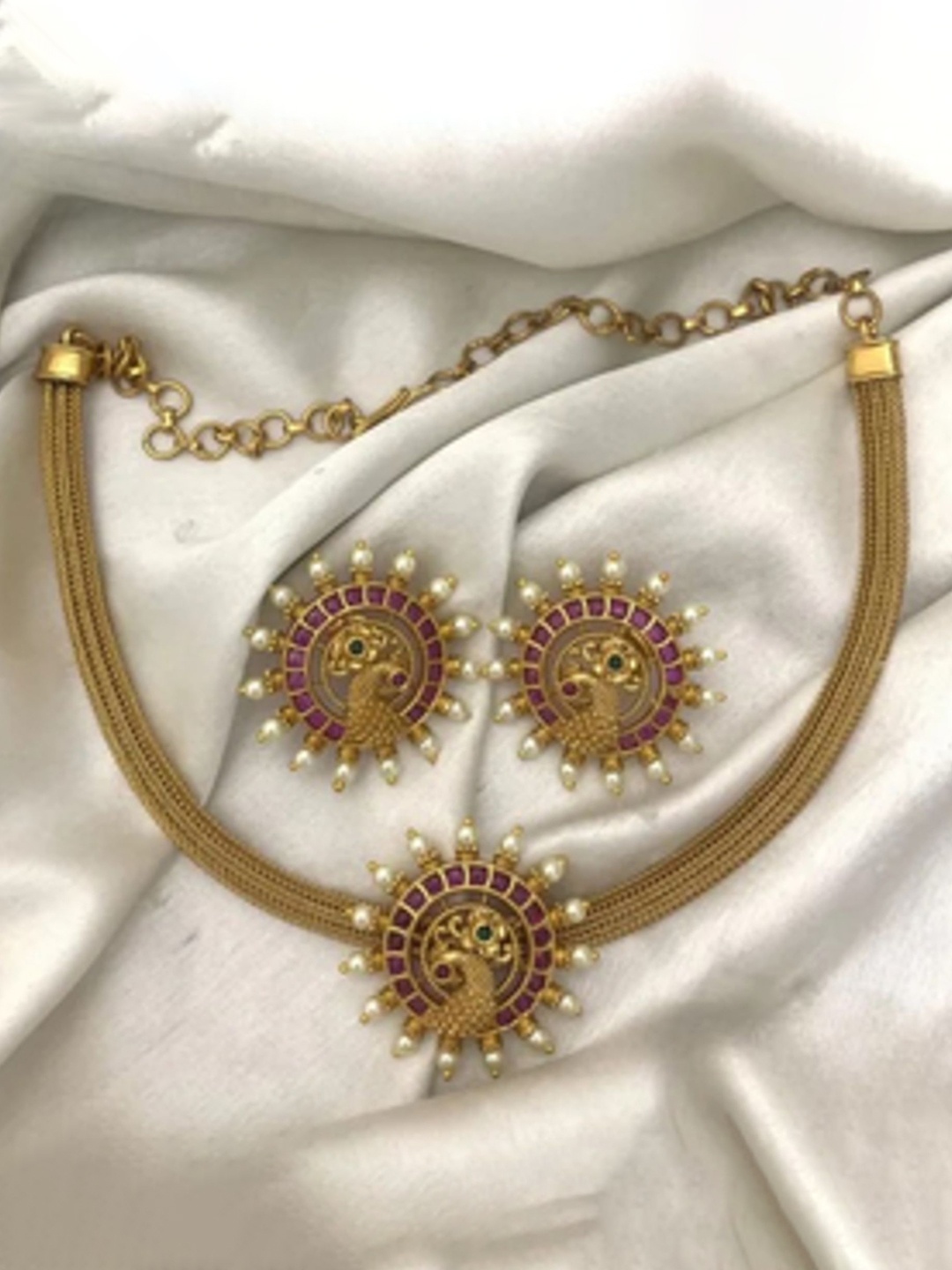 

Rujve Jewellery Gold-Plated Stone-Studded & Beaded Jewellery Set