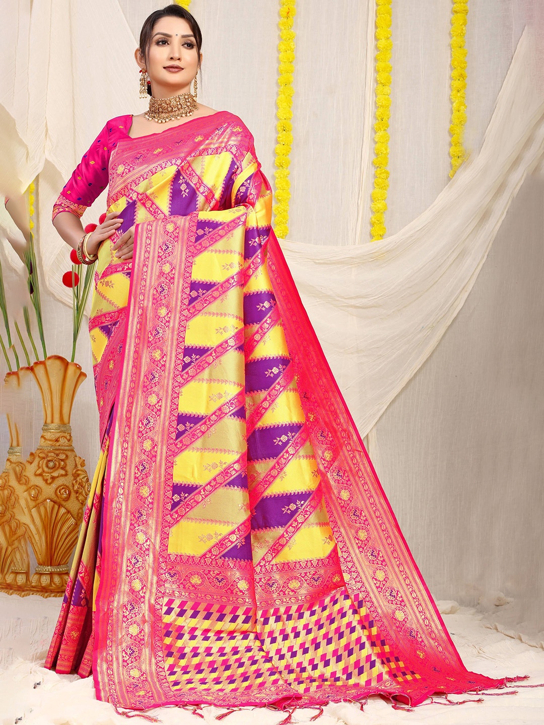 

Kandora Woven Design Zari Pure Silk Banarasi Saree, Yellow